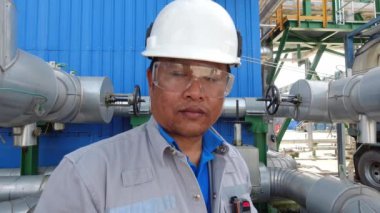 Elektrik santralinde çalışan çalışanlar.