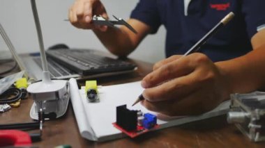 Robot yapan bir adam