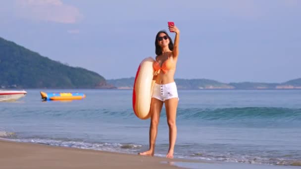 Una Giovane Donna Bikini Seduta Spiaggia — Video Stock