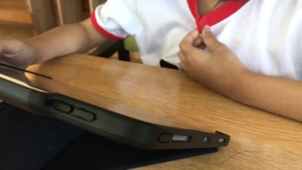 Oturma Odasında Tablet Bilgisayarla Oynayan Bir Kız — Stok video