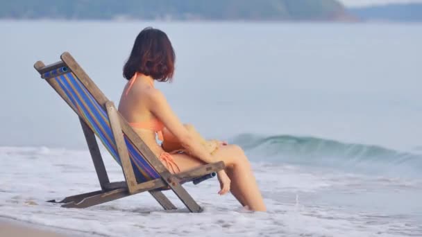 Une Jeune Femme Bikini Est Assise Plage — Video