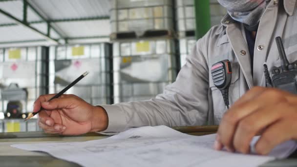 Die Hand Eines Mannes Bei Der Arbeit Der Fabrik — Stockvideo