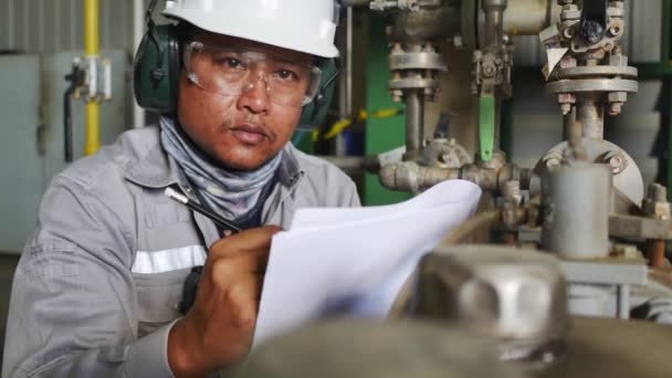 Hombre Que Trabaja Fábrica — Vídeos de Stock