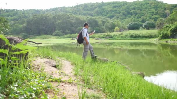 Viajante Está Caminhando Uma Floresta Com Riacho — Vídeo de Stock