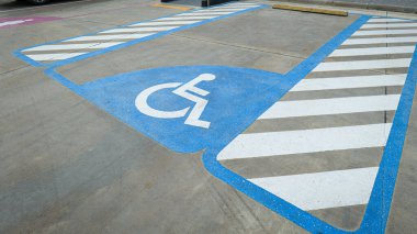 Yol yüzeyinde tekerlekli sandalye simgesi engelli erişimi için ayrılmış bir şeridi simgeliyor, dahil edilmeyi, ulaşılabilirliği, güvenliği ve kentsel ulaşım tasarımında eşitliği simgeliyor.