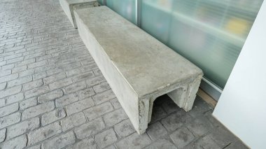 Dayanıklı yapı ve çağdaş tasarımı, gücü, işlevselliği, kentsel konforu ve sürdürülebilir mimariyi sembolize eden modern kamu bankı.