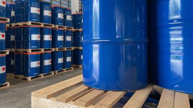 Deponun içindeki ahşap palete yerleştirilen kimyasal depolama tankı, lojistik, güvenlik, endüstriyel depolama ve organize malzeme yönetimini sembolize ediyor..