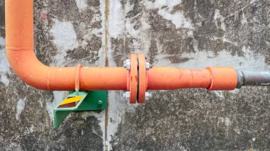 Renkli yangın söndürme boruları ve kontrol ekipmanları, güvenlik, yangın önleme, işlevsellik ve yönetmeliklere uymayı sembolize eden endüstriyel bir fabrikaya kurulmuştur..