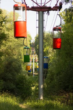 Renkli kablo füniküler ortak yeşil park