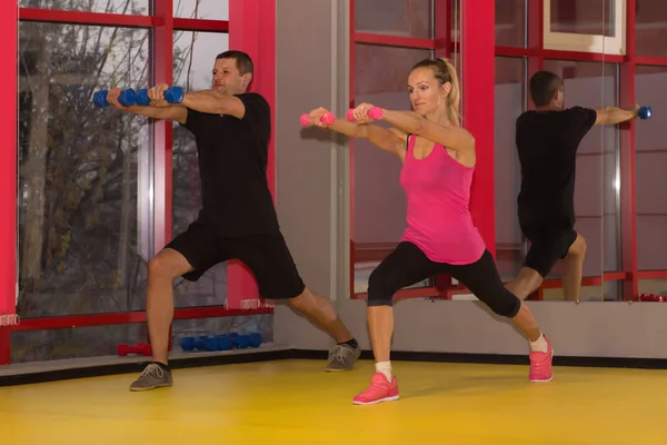 Frau Und Mann Trainieren Mit Hanteln Modernem Fitnesscenter — Stockfoto