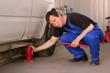 Makinist jackscrew Oto servisi kullanır.