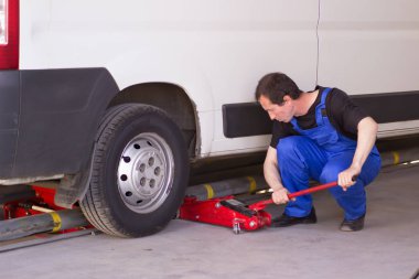 Makinist jackscrew Oto servisi kullanır.