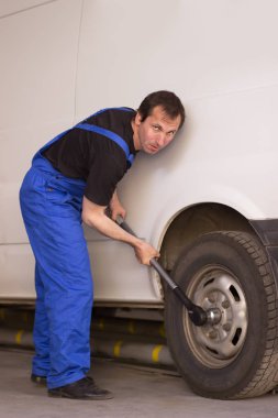 Mekanik Oto servisi arabada tekerlek değiştirir