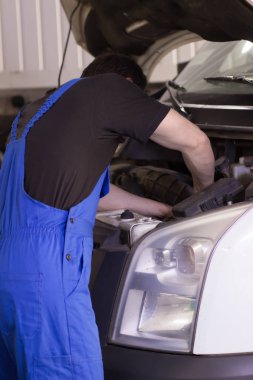 Otomatik hizmetinde çalışan ve bir araba tamir teknisyeni