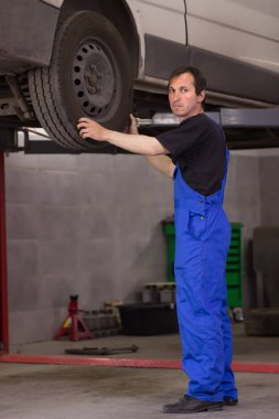 Mekanik Oto servisi arabada tekerlek değiştirir