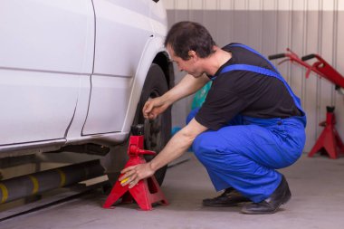 Makinist jackscrew Oto servisi kullanır.