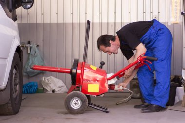 Mekanik Oto servisi arabada tekerlek değiştirir