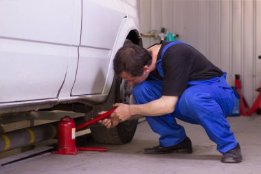 Makinist jackscrew Oto servisi kullanır.