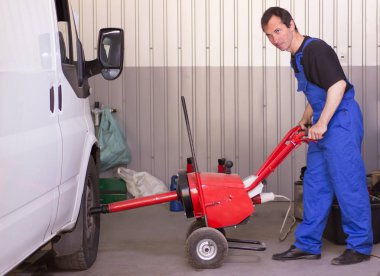 Mekanik Oto servisi arabada tekerlek değiştirir