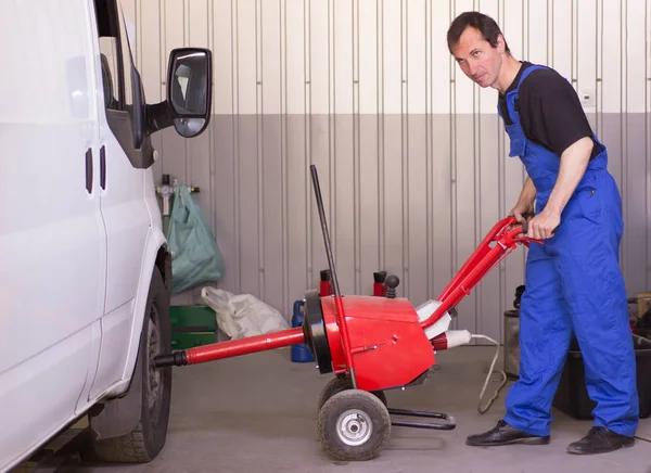 Mekanik Oto servisi arabada tekerlek değiştirir