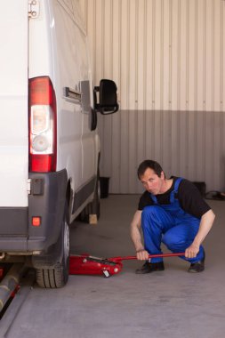 Makinist jackscrew Oto servisi kullanır.