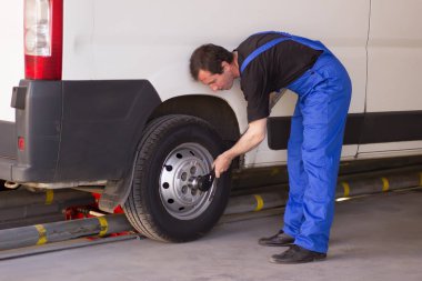 Mekanik Oto servisi arabada tekerlek değiştirir