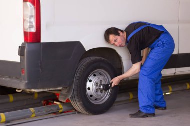 Mekanik Oto servisi arabada tekerlek değiştirir