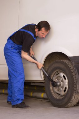 Mekanik Oto servisi arabada tekerlek değiştirir