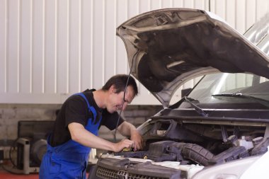 Otomatik hizmetinde çalışan ve bir araba tamir teknisyeni
