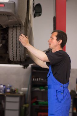 Otomatik hizmetinde çalışan ve bir araba tamir teknisyeni