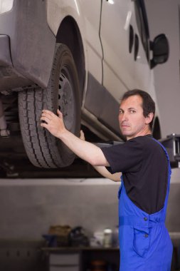 Mekanik Oto servisi arabada tekerlek değiştirir