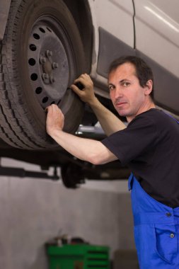 Mekanik Oto servisi arabada tekerlek değiştirir