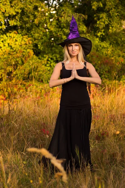 Mulher Feliz Traje Halloween Praticando Posições Ioga — Fotografia de Stock