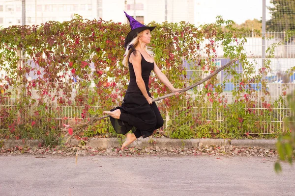 Menina Bruxa Traje Halloween Voa Uma Vassoura — Fotografia de Stock