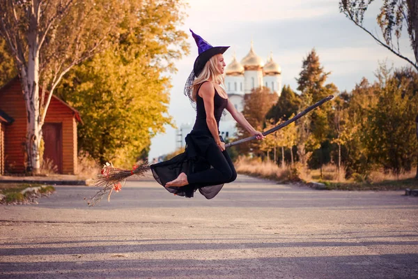 Chica Traje Halloween Bruja Vuela Palo Escoba — Foto de Stock