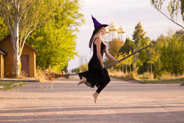 Menina Bruxa Traje Halloween Voa Uma Vassoura — Fotografia de Stock