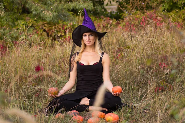 Chica Disfraz Halloween Practicando Posiciones Yoga Con Calabazas Sus Manos — Foto de Stock