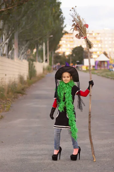 Fille Sorcière Halloween Costume Mouches Avec Balai — Photo