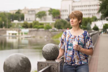 Yürüyüş ve gezi Rıhtımlar üzerinde seyir kahve kadınla