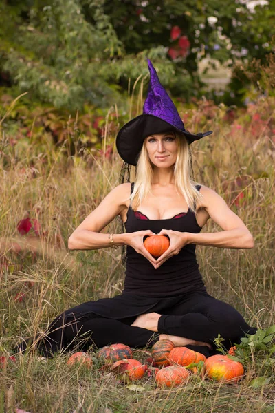 Menina Traje Halloween Praticando Posições Ioga Com Abóboras Suas Mãos — Fotografia de Stock