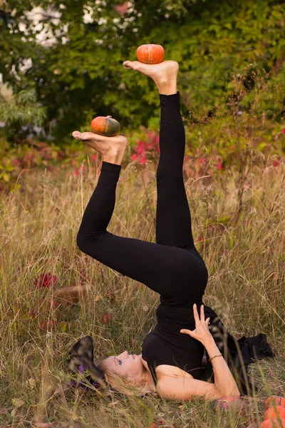 Chica Disfraz Halloween Practicando Posiciones Yoga Con Calabazas Sus Manos — Foto de Stock