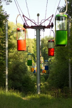 Renkli kablo füniküler ortak yeşil park