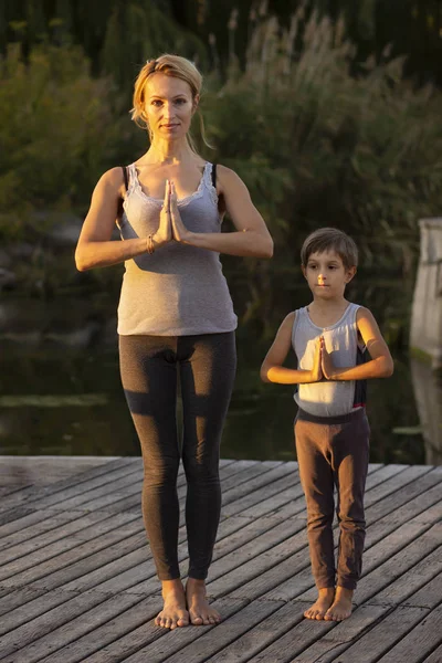 Madre Hijo Practicando Yoga Posan Naturaleza — Foto de Stock