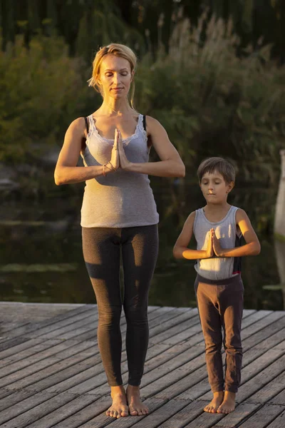 Madre Hijo Practicando Yoga Posan Naturaleza — Foto de Stock