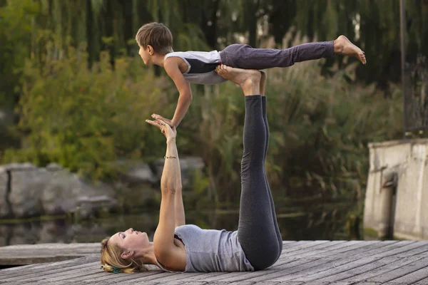 Madre Hijo Practicando Yoga Pájaro Posan Naturaleza — Foto de Stock