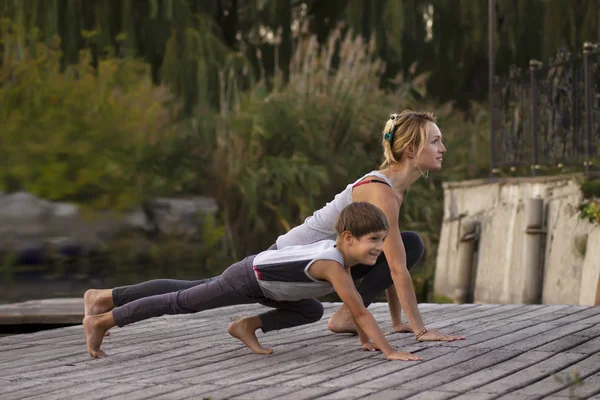 Madre Hijo Practicando Yoga Posan Naturaleza — Foto de Stock