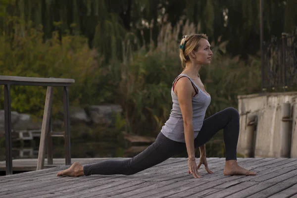 Joven Madre Feliz Practicando Yoga Naturaleza — Foto de Stock