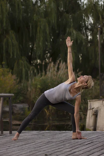 Joven Madre Feliz Practicando Yoga Naturaleza — Foto de Stock
