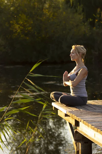 Joven Mujer Feliz Practicando Yoga Naturaleza — Foto de Stock