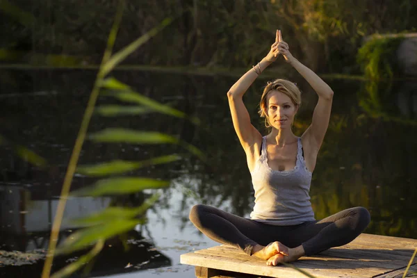 Joven Mujer Feliz Practicando Yoga Naturaleza — Foto de Stock